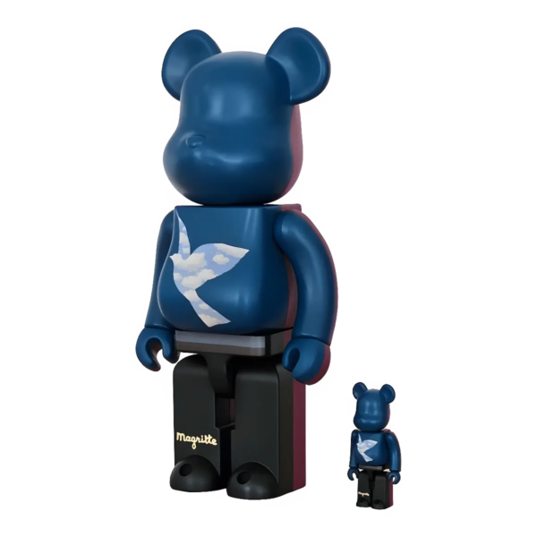 Bearbrick René Magritte 'L'Oiseau de Ciel 1966 La Belle Societé 1965' 100%+400% schräg