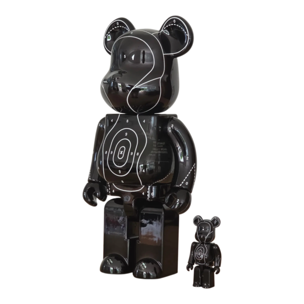 Bearbrick Emotionally Unavailable × Neighborhood® 100%+400% schräg