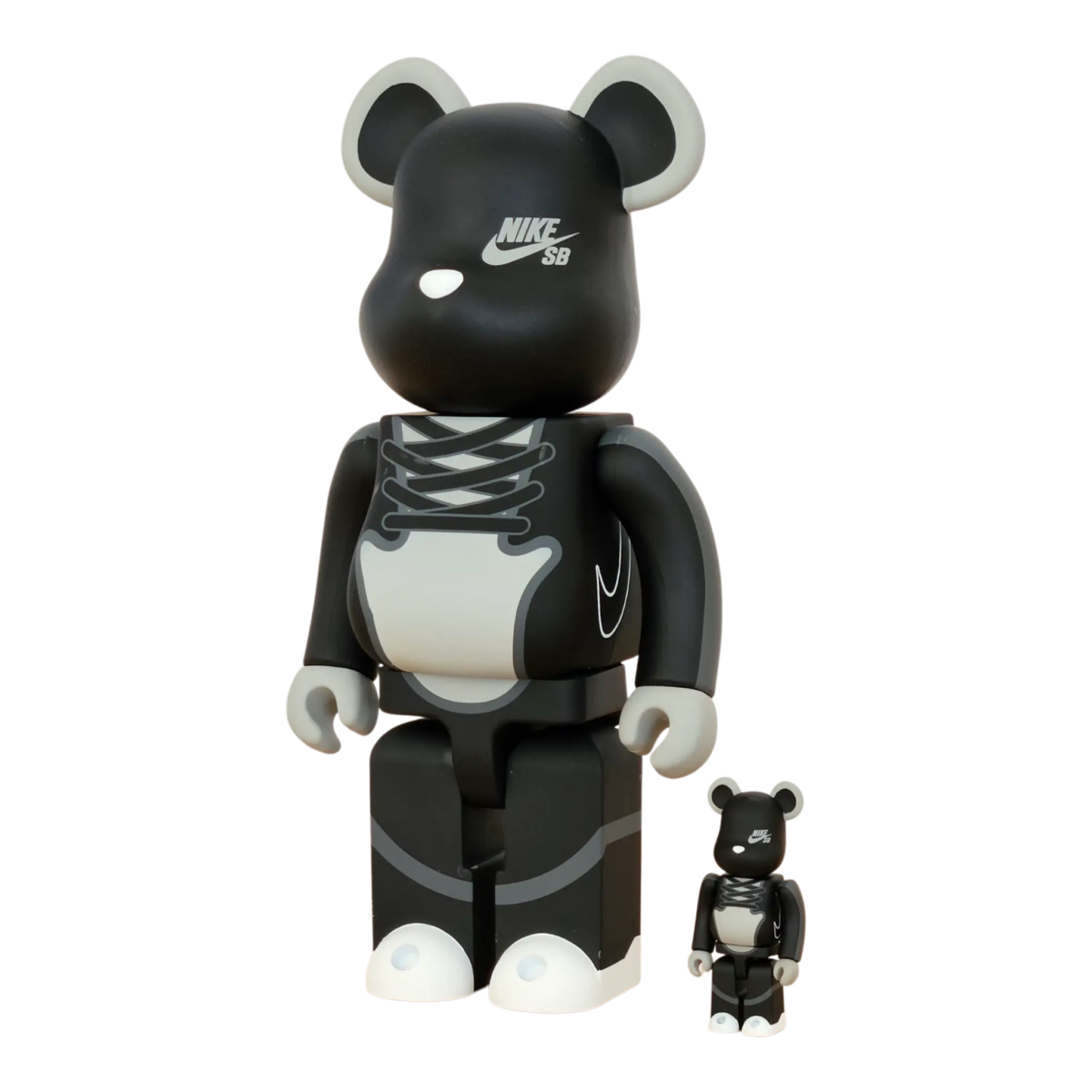 Bearbrick NIKE SB Black 100%+400% schräg