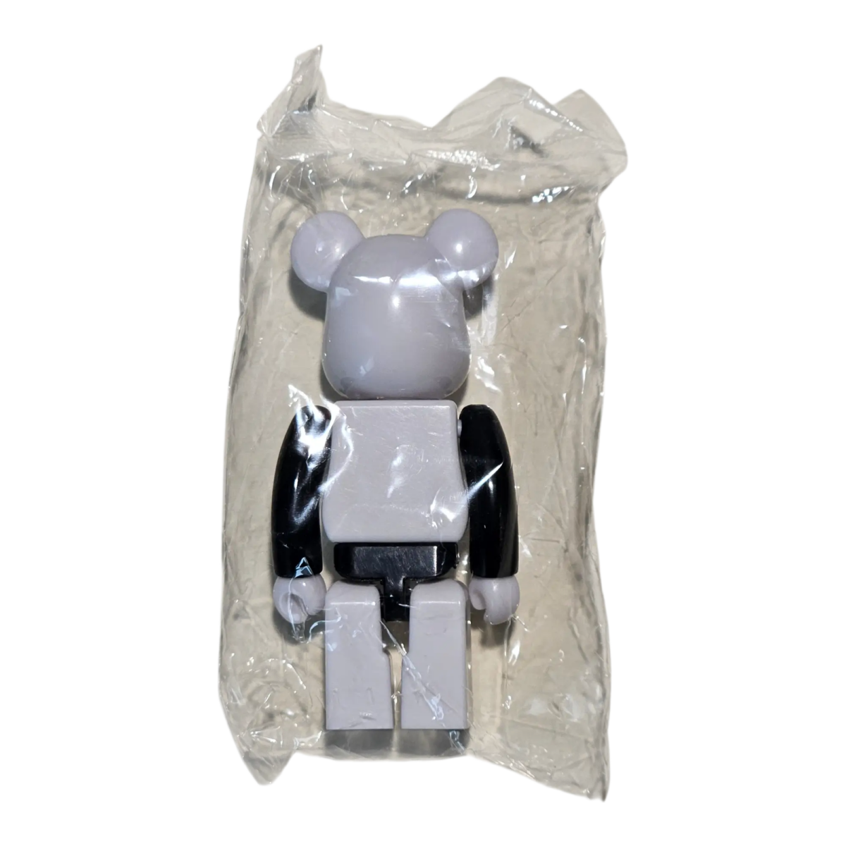 Bearbrick Series 44 Artist "CDG Black Sleeve" [Comme des Garçons] 100% SECRET in Folie Rückseite