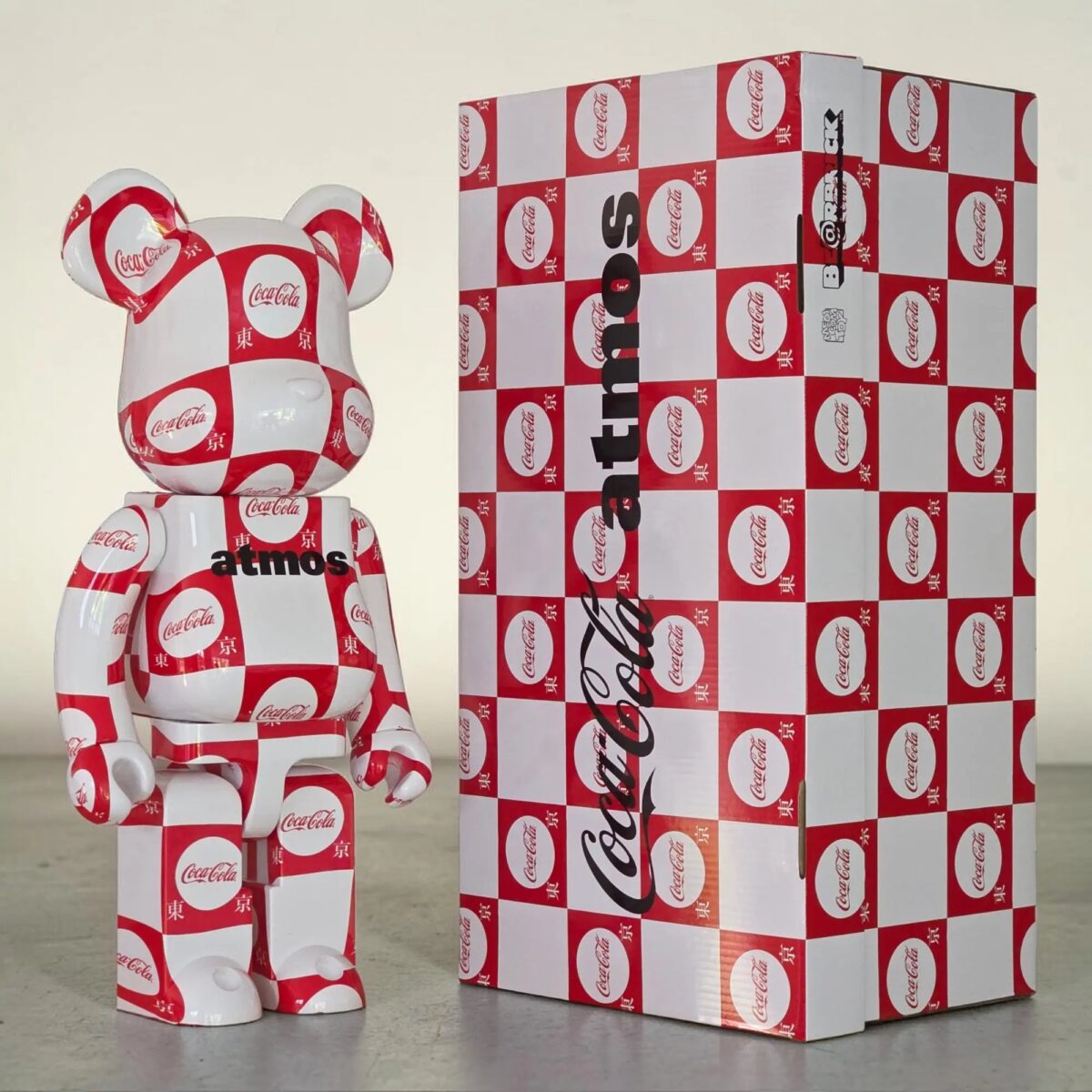 Bearbrick atmos × Coca-Cola Tokyo Version 1000% mit Verpackung