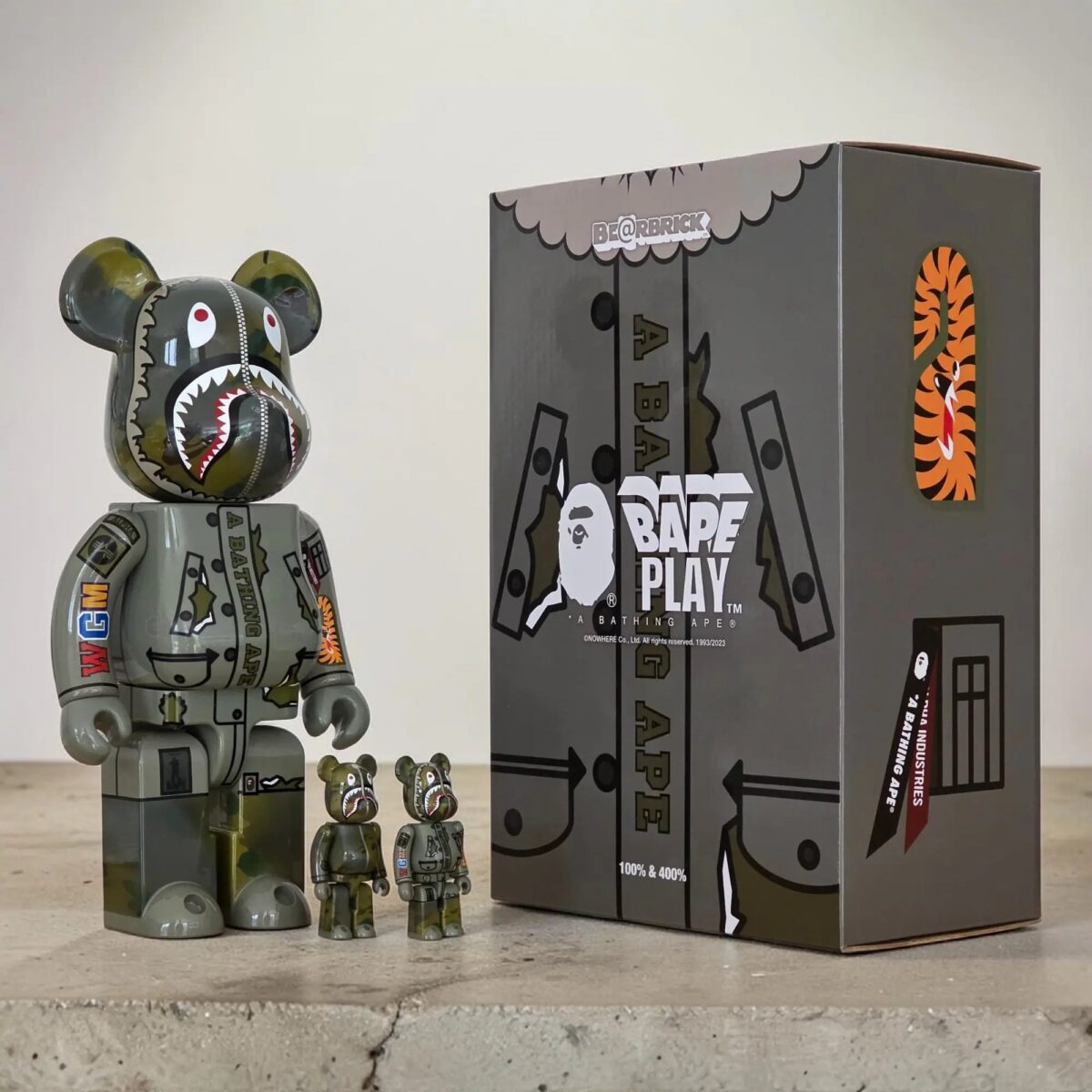 Bearbrick BAPE × ALPHA Camo Shark 2023 100%+400% mit Verpackung