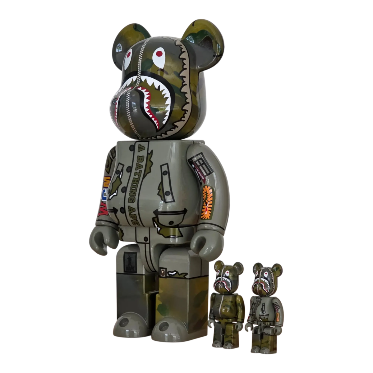 Bearbrick BAPE × ALPHA Camo Shark 2023 100%+400% schräg
