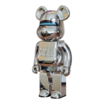 Bearbrick Hajime Sorayama Medicom Toy 30th Anniversary Model Silver 400% schräg