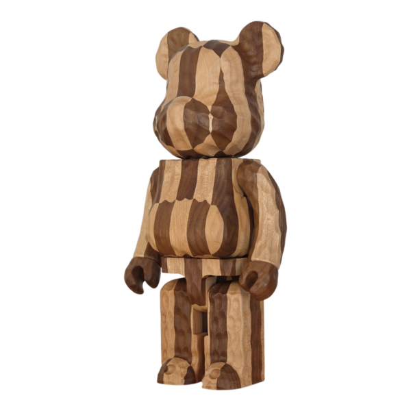Bearbrick Karimoku fragmentdesign Carved Wooden Longitudinal Chess 400% schräg