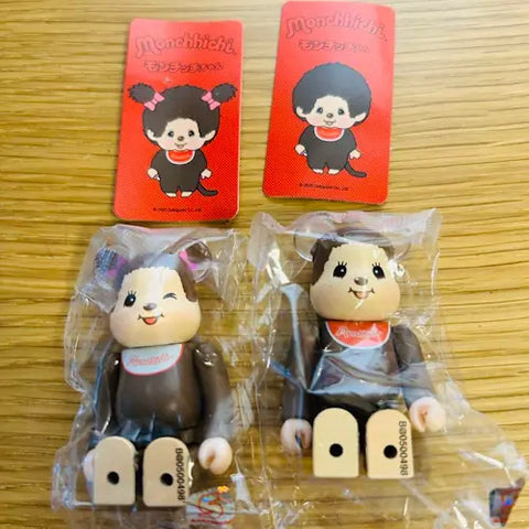 BE@RBRICK Series 50 Monchhichi Secret-Figur - Monchhichi-kun und Monchhichi-chan Paar mit charakteristischen roten Lätzchen und braunem Fellmuster